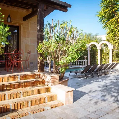 Villa Ref 2134 - - Magnificent For Rent *